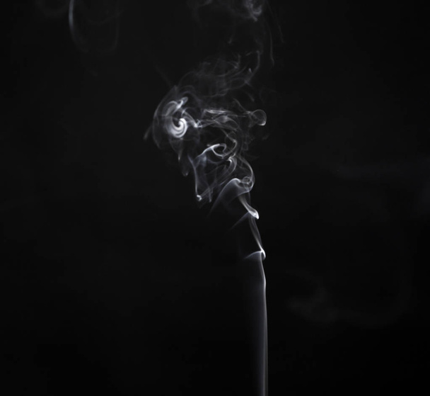 Fumo isolato di aromastick fumante
 - Foto, immagini