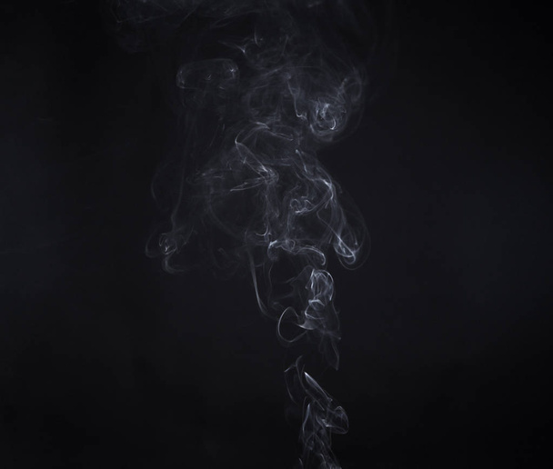 Valkoinen savuinen kytevän aromastickin pilvi
 - Valokuva, kuva