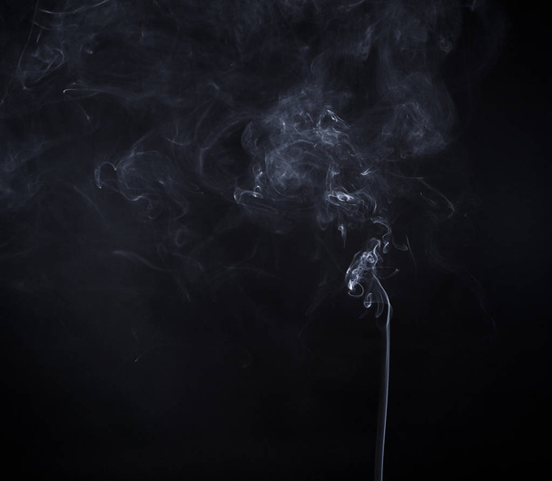 Ondes fumées verticales de bâton d'arôme fumant
 - Photo, image