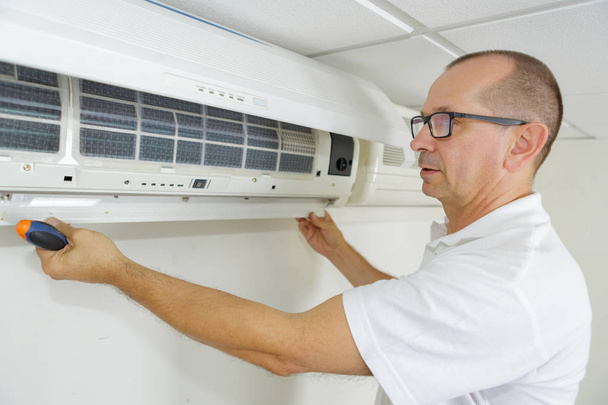 hispanic air conditioning technician - Fotoğraf, Görsel