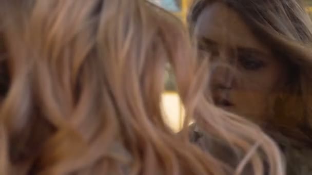 Attrayant jeune femme blonde dans la tranchée avec Vintage Suitcase colore les lèvres avec pommade sur Marine Station
 - Séquence, vidéo