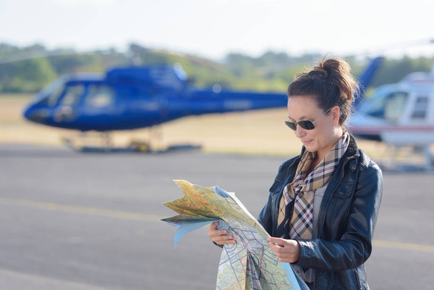 mulher piloto de helicóptero ler mapa
 - Foto, Imagem
