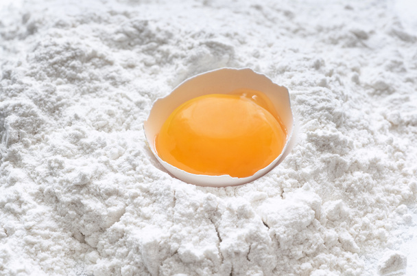 Uovo fresco in farina di frumento isolato su sfondo bianco come elemento di design della confezione. Vista dall'alto
 - Foto, immagini