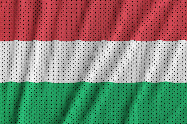 Vlag van Hongarije afgedrukt op een netweefsel van polyester nylon sportkleding - Foto, afbeelding