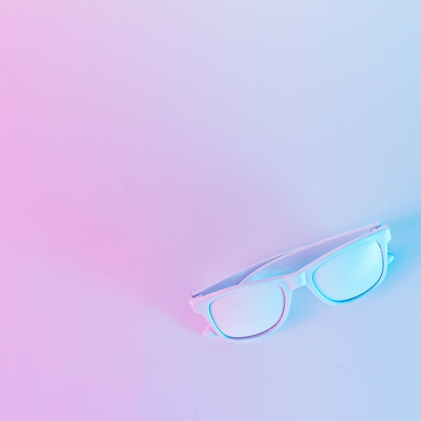 óculos de sol em vibrante gradiente arrojado roxo e azul cores holográficas. Arte conceitual. Surrealismo mínimo
. - Foto, Imagem