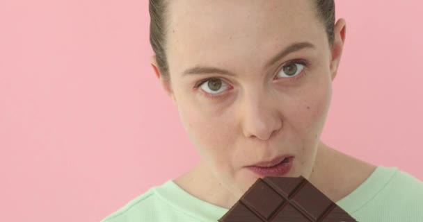 Cute girl eating chocolate - Záběry, video