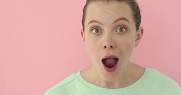 Emocional chica muestra sorpresa
 - Imágenes, Vídeo