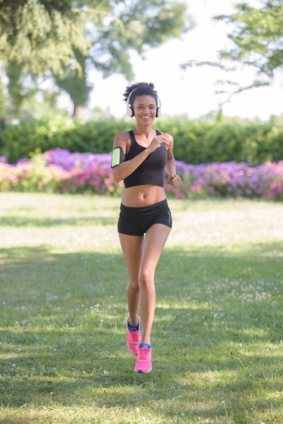 woman smiling while running - Foto, imagen
