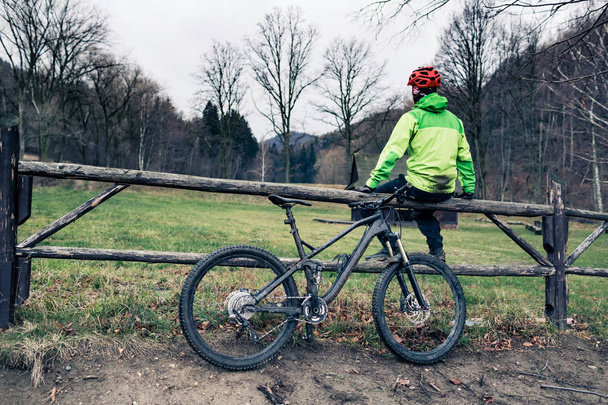 森の中の歩道上の自転車マウンテン バイク - 写真・画像