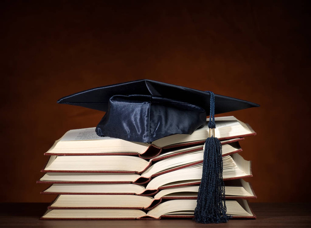 Livres ouverts avec bouchon de graduation
 - Photo, image