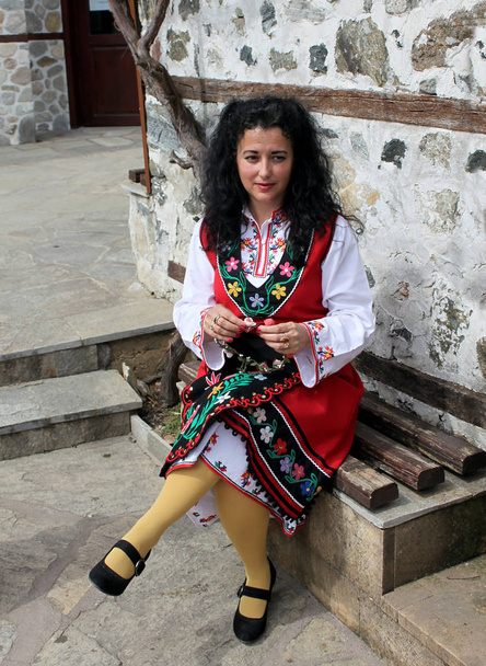 Imagen al aire libre de una hermosa mujer búlgara vestida con un traje folclórico tradicional
 - Foto, Imagen
