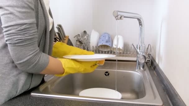 4 k πλάνα του νοικοκυρά πλύσης και καθαρισμού πιάτα στο νεροχύτη της κουζίνας - Πλάνα, βίντεο