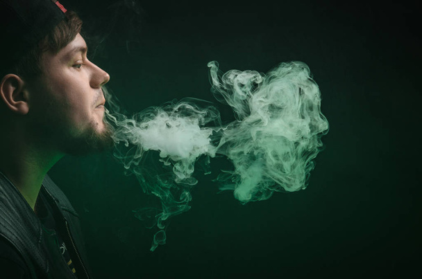 portrét chlap kouření elektronických cigaret. závislost na nikotinu. Medúzy z kouře - Fotografie, Obrázek