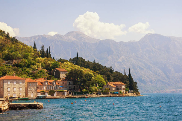 sonnige mediterrane Landschaft. Montenegro, Blick auf die Bucht von Kotor und die antike Stadt Perast - Foto, Bild