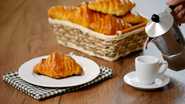 Traditionelles Frühstück mit frischen Croissants und Kaffee - Filmmaterial, Video