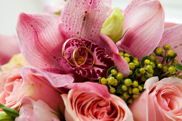 rings on a wedding bouquet - Foto, Imagem