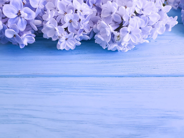 beautiful fresh lilac on a wooden background - Photo, image