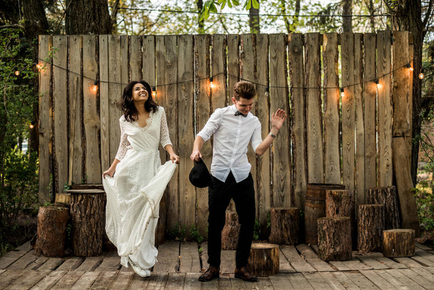 Joyeux jeune couple heureux s'amuser près d'une installation en bois
. - Photo, image