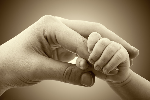 Fogalom, a szerelem és a család. az anya és a baba kezek - Fotó, kép