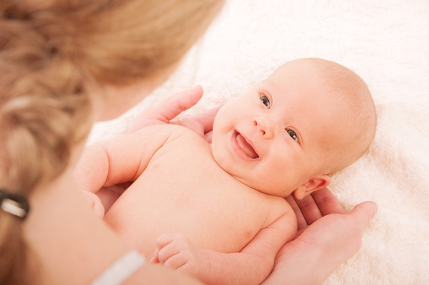 Новорожденный ребенок на руках матери
 - Фото, изображение