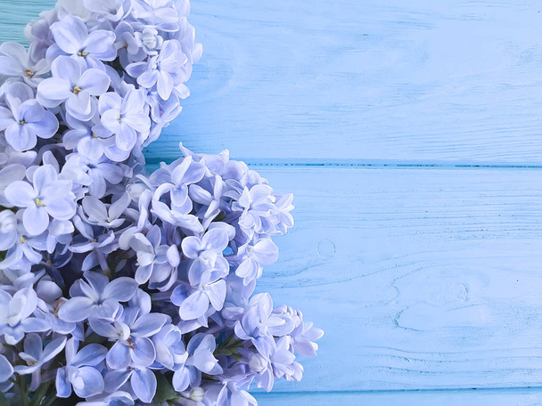 beautiful fresh lilac on a wooden background - Φωτογραφία, εικόνα