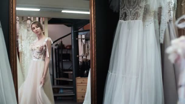 結婚式のドレスのフィッティング。ファッションを見て - 映像、動画