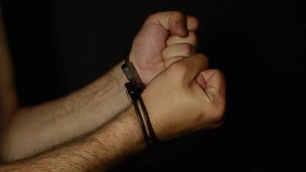 Männerhände in Handschellen - Filmmaterial, Video