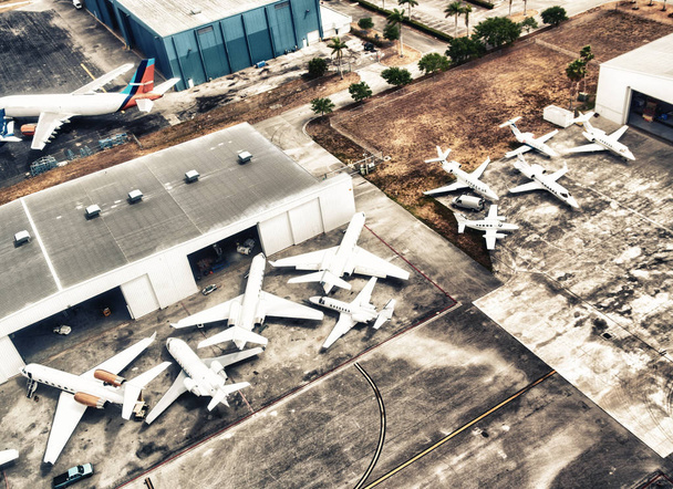 Vliegtuigen op de luchthaven, luchtfoto in een dok geplaatst. - Foto, afbeelding