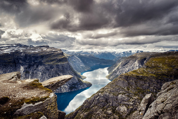 Panoramisch zicht van Noorwegen landmark trolltunga, met fjord, lake en cloud sky. Toerisme concept - Foto, afbeelding