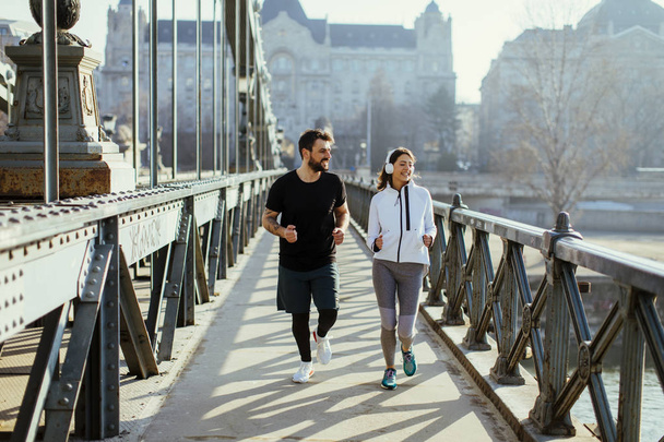 Молода пара бігає вранці як добра звичка
 - Фото, зображення
