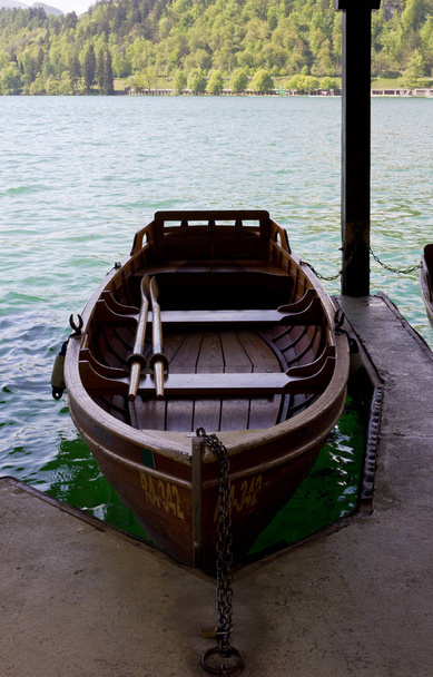 Drewnianej łodzi nad jeziorem Bled - Zdjęcie, obraz