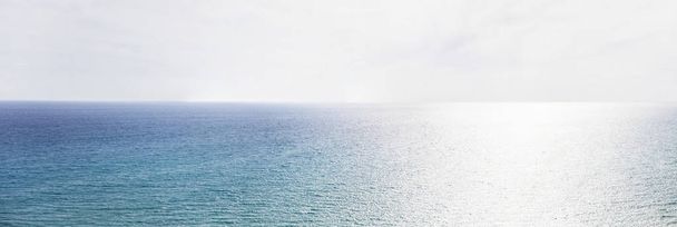 Zobrazit na modré moře obzor za slunečného dne - Fotografie, Obrázek