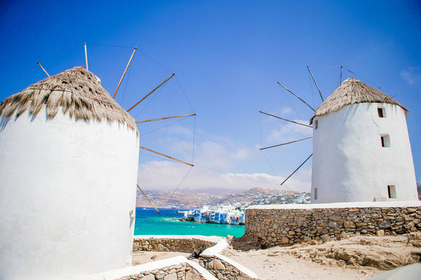 Vecchi mulini a vento tradizionali sopra la città di Mykonos. - Foto, immagini