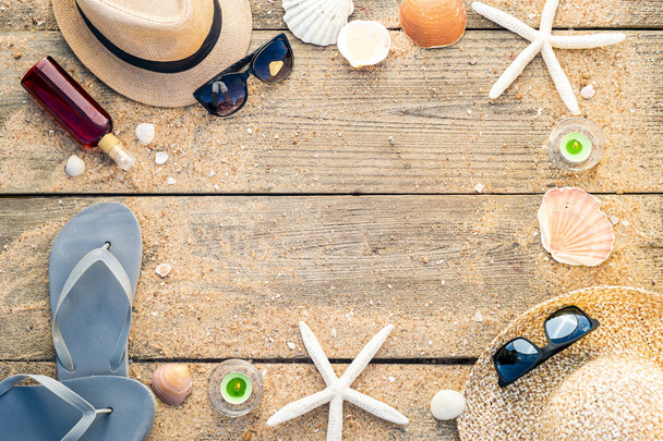 Sommermütze, Muscheln, Sonnenbrille, Sonnenöl und Flip Flops mit - Foto, Bild