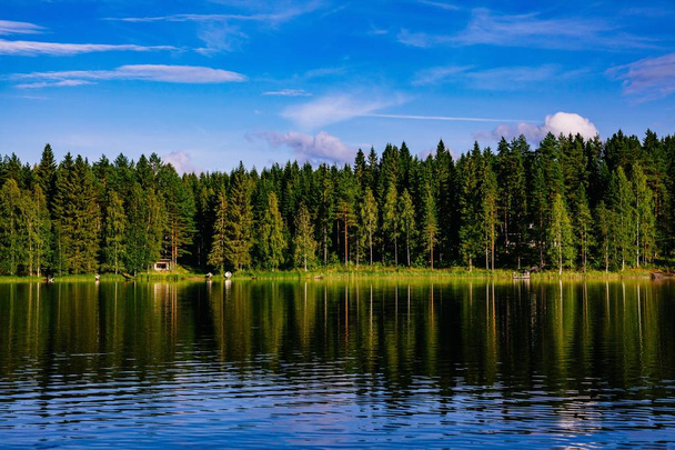 Pastoral kırsal manzara manzara mavi göl ve sahilde ev ile. Yazlık Finlandiya. - Fotoğraf, Görsel