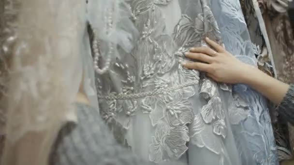 Nahaufnahme der Braut im Kleidergeschäft für Hochzeitskleider sie wählt ein Kleid - Filmmaterial, Video