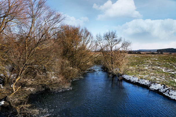 lente rivier wilg blauwe hemel - Foto, afbeelding