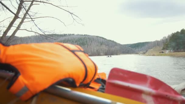 Lifejacket en el catamarán inflable y el barco flotante en el fondo del río
 - Imágenes, Vídeo