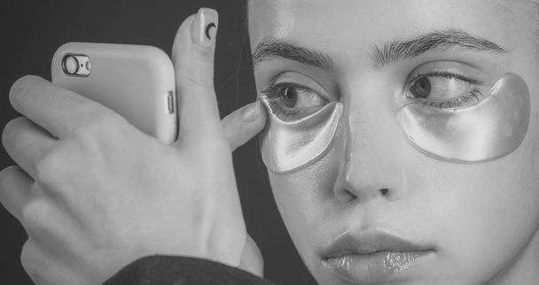 skincare, spa, collagen mask under eyes gold color from wrinkles - Foto, Bild