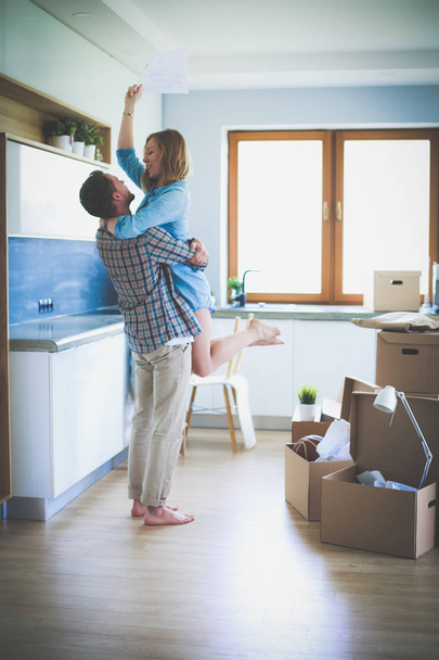 Portrait of young couple moving in new home. Young couple - Foto, immagini