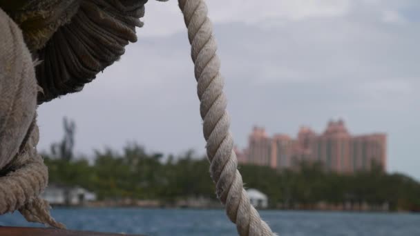 Solmu sidottu risteilijä ja Bahama Resorts ovat taustalla
  - Materiaali, video
