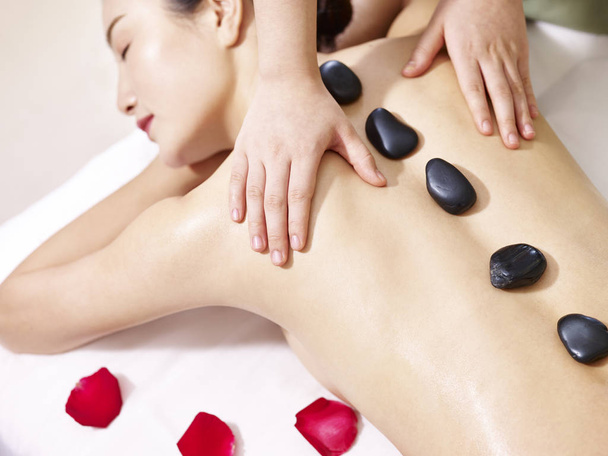 mladá asijská žena přijímá masáž ve spa salonu - Fotografie, Obrázek