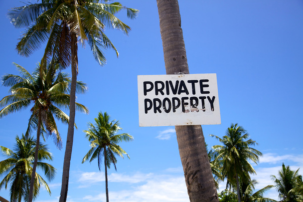 Señal de propiedad privada en una palmera
 - Foto, Imagen