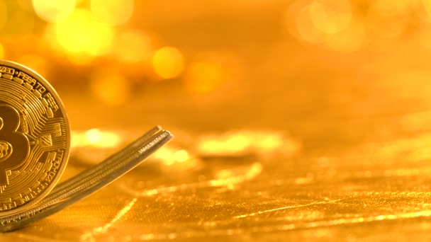 Bitcoin vidlice koncepce na lesklé zlaté pozadí - Záběry, video
