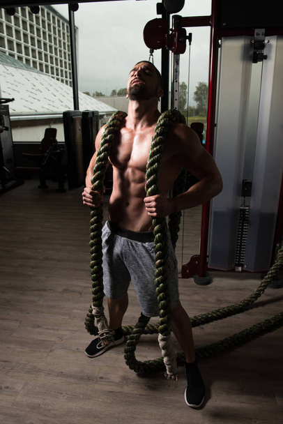 Young Man Battling Ropes At Gym Workout Exercise - Foto, afbeelding