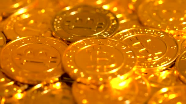 Kupie bitcoin na błyszczącym tle Złotego - Materiał filmowy, wideo