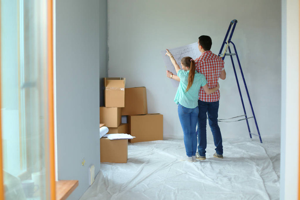 Portrait of young couple moving in new home. Young couple - Foto, Imagen