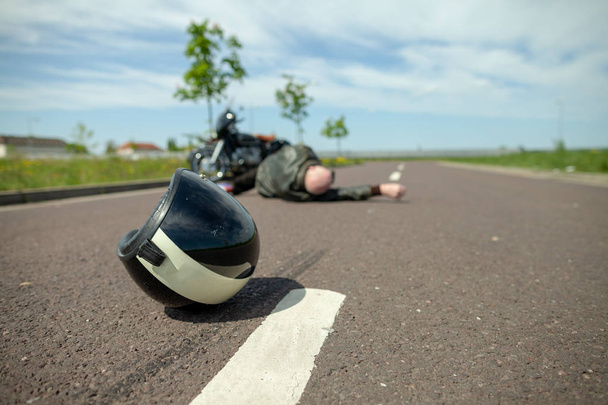 casco del ciclista se encuentra en la calle cerca de un accidente de motocicleta
 - Foto, imagen
