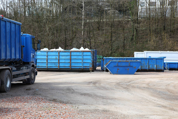 Верфь для переработки отходов с грузовыми автомобилями и контейнерами
 - Фото, изображение