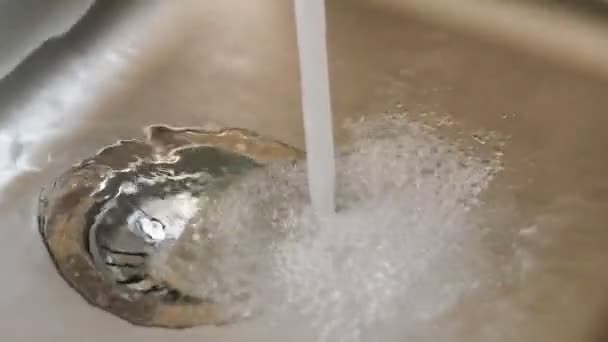 Víz a csapból kitölti a mosogató. - Felvétel, videó